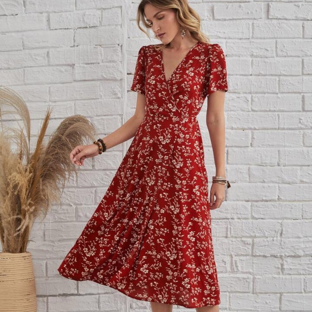Red floral  V neck maxi dress size S
cottagecore romantic spring style‎